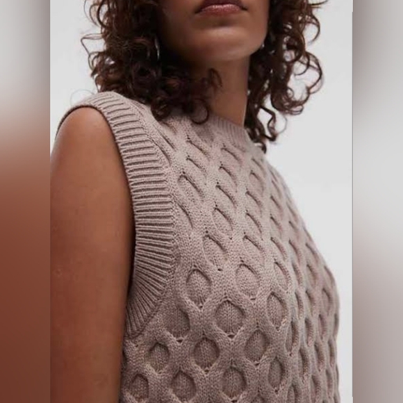 Levi's Sweaters - LEVIS CABLE KNIT VEST MID OATMEAL SIZ SMALL